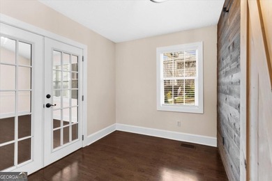 LOCATION, LOCATION, LOCATION! Charming bungalow cottage located - photo 18