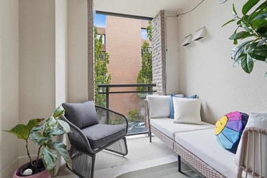 Welcome to the Yorkville, located in one of the most sought - photo 19