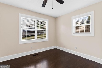 LOCATION, LOCATION, LOCATION! Charming bungalow cottage located - photo 25