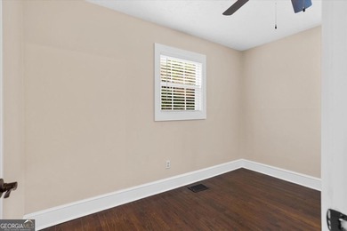 LOCATION, LOCATION, LOCATION! Charming bungalow cottage located - photo 28