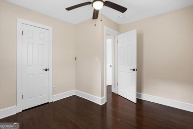 LOCATION, LOCATION, LOCATION! Charming bungalow cottage located - photo 29