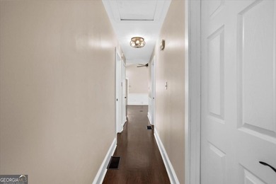LOCATION, LOCATION, LOCATION! Charming bungalow cottage located - photo 31