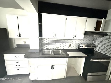 Investor special with endless potential in Jacksonville! Ideally - photo 8