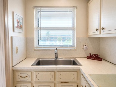 Welcome to this charming 1-bedroom, 1.5-bathroom corner - photo 7