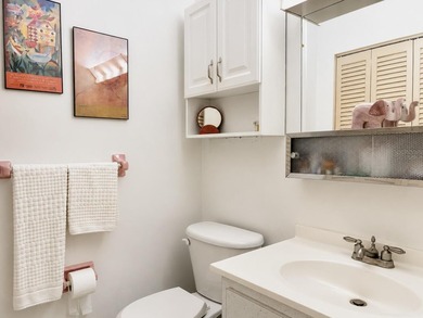 Welcome to this charming 1-bedroom, 1.5-bathroom corner - photo 8
