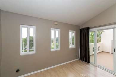 Beautiful bright, well maintained 3 Bedroom + 2 Bath top level - photo 11