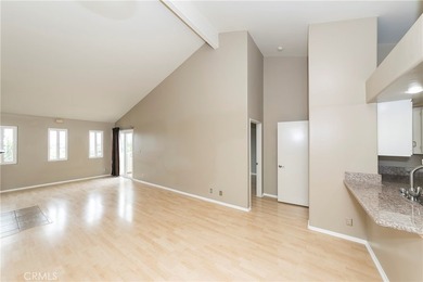 Beautiful bright, well maintained 3 Bedroom + 2 Bath top level - photo 12