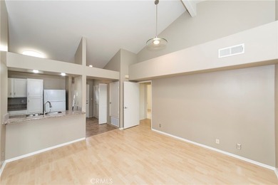 Beautiful bright, well maintained 3 Bedroom + 2 Bath top level - photo 14