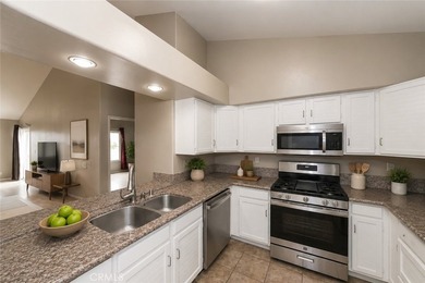 Beautiful bright, well maintained 3 Bedroom + 2 Bath top level - photo 15