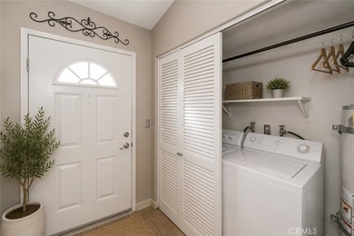 Beautiful bright, well maintained 3 Bedroom + 2 Bath top level - photo 23