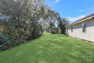 Move-in ready 3BR/1BA single-family home on a desirable corner - photo 4