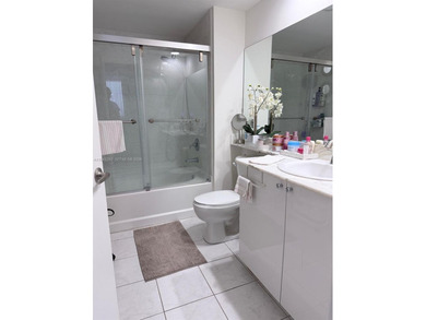 This 2 Bedroom, 2 bath condo in situaded in the heart of