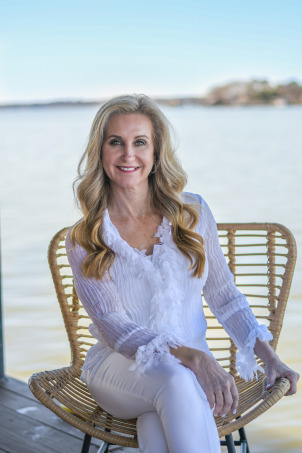 Debbie French with Ebby Halliday Cedar Creek Lake in TX advertising on LakeHouse.com