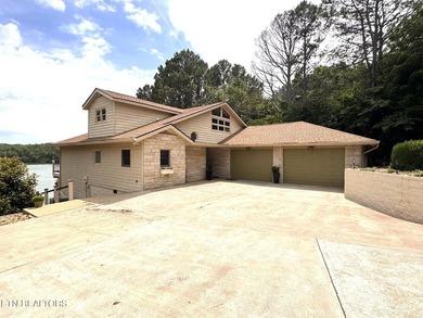A Masterpiece of Waterfront Living: Experience the pinnacle of - photo 2