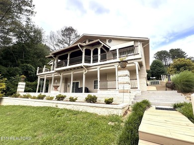 A Masterpiece of Waterfront Living: Experience the pinnacle of - photo 3