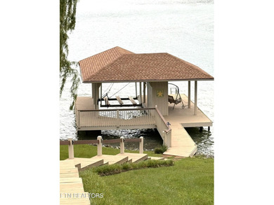 A Masterpiece of Waterfront Living: Experience the pinnacle of - photo 4