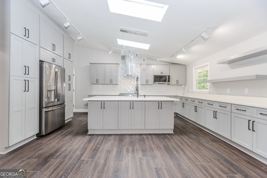 Stunning Renovated Home on Large Private Wooded Lot. 6 Bedrooms - photo 11