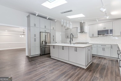 Stunning Renovated Home on Large Private Wooded Lot. 6 Bedrooms - photo 12