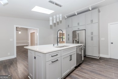 Stunning Renovated Home on Large Private Wooded Lot. 6 Bedrooms - photo 13