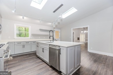 Stunning Renovated Home on Large Private Wooded Lot. 6 Bedrooms - photo 14