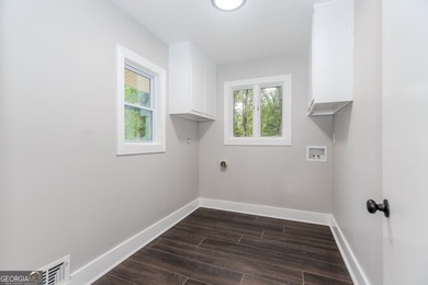 Stunning Renovated Home on Large Private Wooded Lot. 6 Bedrooms - photo 16