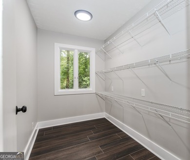 Stunning Renovated Home on Large Private Wooded Lot. 6 Bedrooms - photo 17