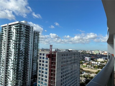 25th Floor 2BD/2BA unit in the heart of the Entertainment