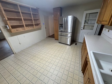 Excellent investment opportunity featuring a 6-bedroom, 3-bath - photo 16