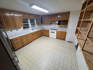 Excellent investment opportunity featuring a 6-bedroom, 3-bath - photo 17