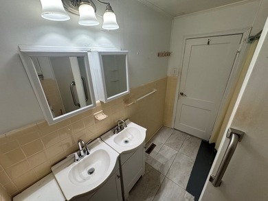Excellent investment opportunity featuring a 6-bedroom, 3-bath - photo 20