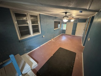 Excellent investment opportunity featuring a 6-bedroom, 3-bath - photo 33