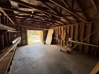 Excellent investment opportunity featuring a 6-bedroom, 3-bath - photo 42
