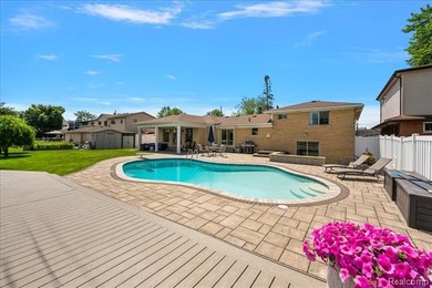 Spectacular in St. Clair Shores! This waterfront home offers - photo 2