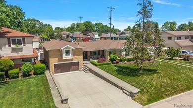 Spectacular in St. Clair Shores! This waterfront home offers - photo 3