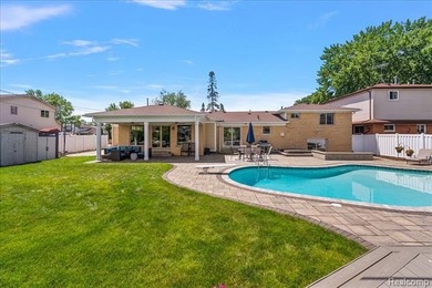 Spectacular in St. Clair Shores! This waterfront home offers - photo 4