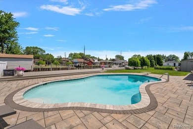 Spectacular in St. Clair Shores! This waterfront home offers - photo 5