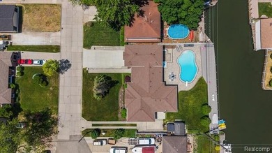 Spectacular in St. Clair Shores! This waterfront home offers - photo 7