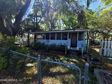 INVESTORS DREAM!!! Property with great bones and a double lot - photo 1