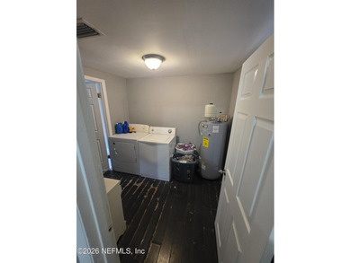 INVESTORS DREAM!!! Property with great bones and a double lot - photo 4