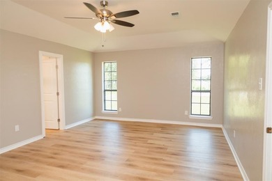 This spacious 3-bedroom, 2-bath home (approx. 2,206 sq. ft.) has - photo 18