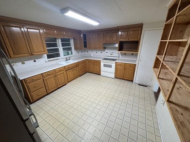 Rare opportunity to own a spacious 6-bedroom, 3-bath home with a - photo 18