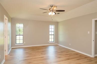 This spacious 3-bedroom, 2-bath home (approx. 2,206 sq. ft.) has - photo 20