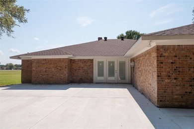 This spacious 3-bedroom, 2-bath home (approx. 2,206 sq. ft.) has - photo 36