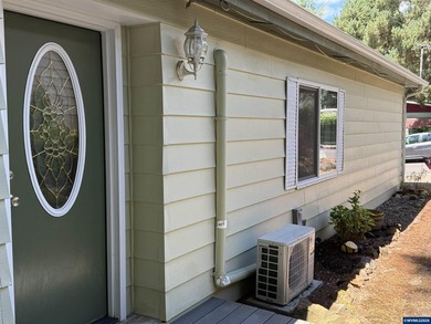 Great neighborhood and location in South Salem. 3 bedroom 2 bath - photo 6