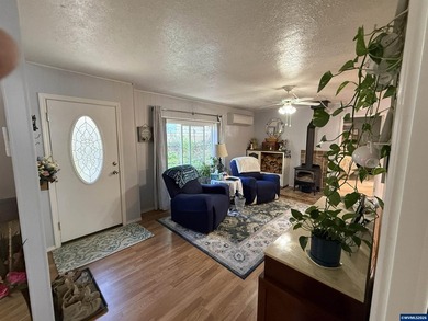 Great neighborhood and location in South Salem. 3 bedroom 2 bath - photo 8