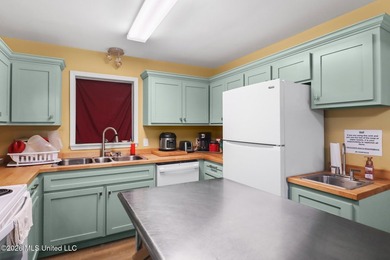 Welcome to this well-maintained approximately 3,000 square foot - photo 9