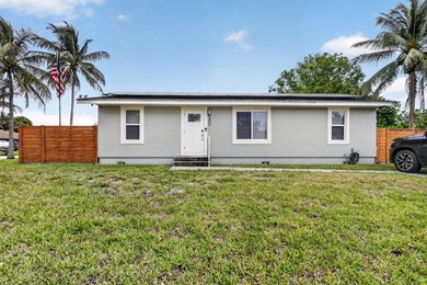 Welcome to this charming three-bedroom, two-bathroom - photo 1