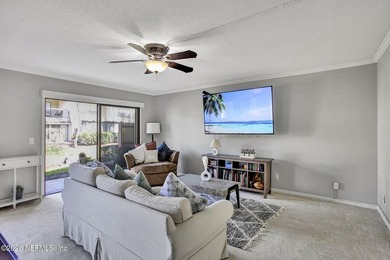 Welcome to easy, elegant living in this beautifully maintained - photo 2