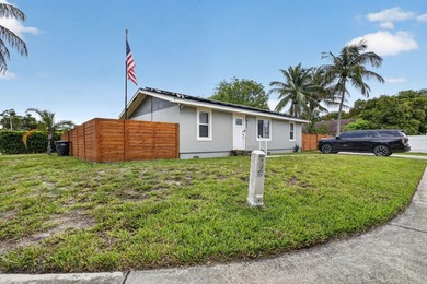 Welcome to this charming three-bedroom, two-bathroom - photo 2