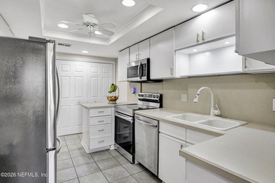 Welcome to easy, elegant living in this beautifully maintained - photo 7